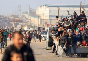 فلسطينيون نازحون هربا من القصف الإسرائيلي - فرانس برس