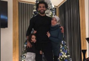 محمد صلاح أمام شجرة الميلاد