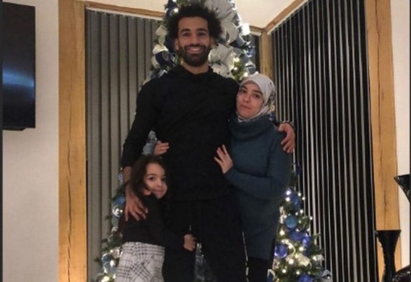 محمد صلاح أمام شجرة الميلاد