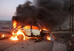 سيارة تابعة لفريق الجزيرة تحترق في الموقع الذي قُتل فيه صحفي رويترز عصام عبد الله وأصيب ستة آخرون بقذيفتين أطلقتهما دبابة من إسرائيل (رويترز)