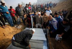 فلسطينيون يدفنون جثامين الشهداء في غزة