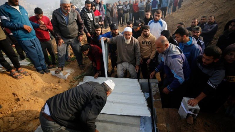 فلسطينيون يدفنون جثامين الشهداء في غزة