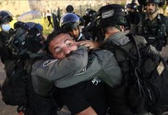 جنود إسرائيليون يعتقلون شاباً فلسطينياً