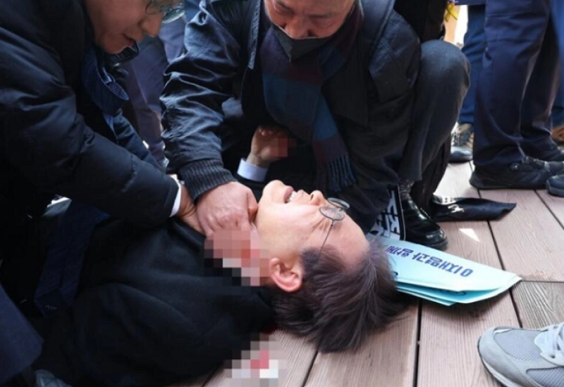 زعيم حزب المعارضة الكوري الجنوبي لي جاي ميونغ يتلقى الرعاية بعد تعرضه لهجوم في بوسان (أ ف ب)