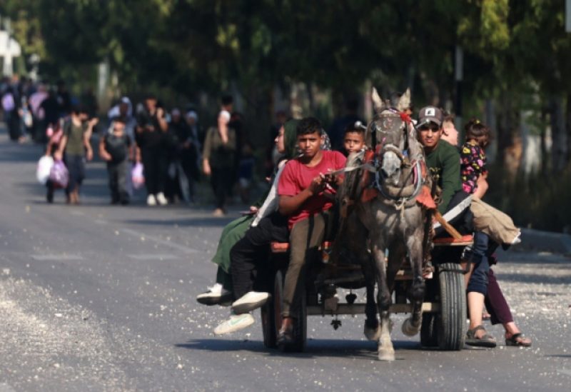 نازحون فلسطينيون على عربة ينتقلون إلى جنوب غزة