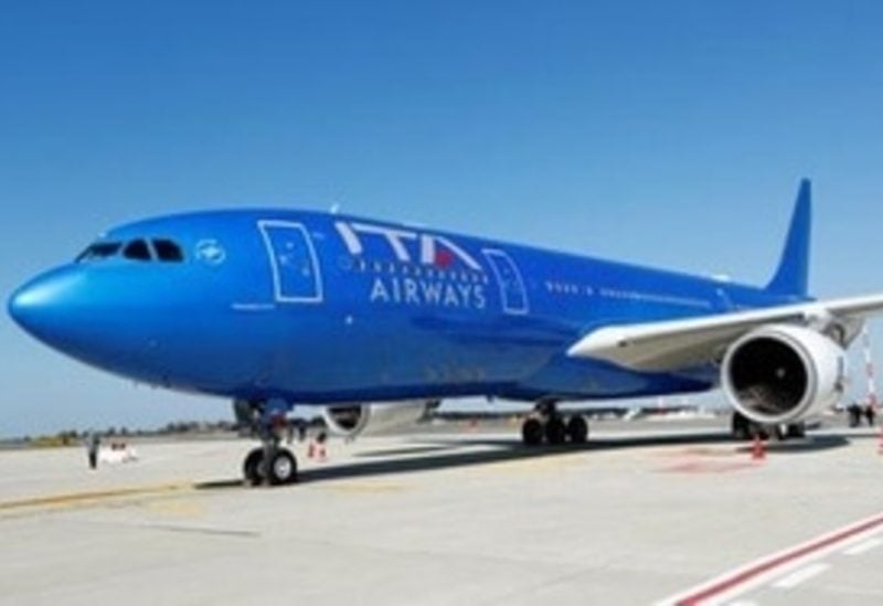 شعار شركة إيتا الإيطالية للطيران يظهر على طائرة في مطار بروما