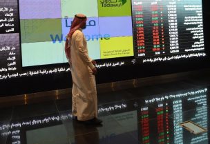 متعامل سعودي يراقب البورصة في السوق المالية السعودية