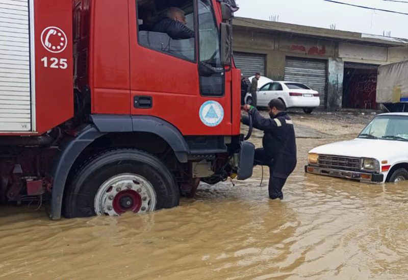 عناصر الدفاع المدني في العبدة