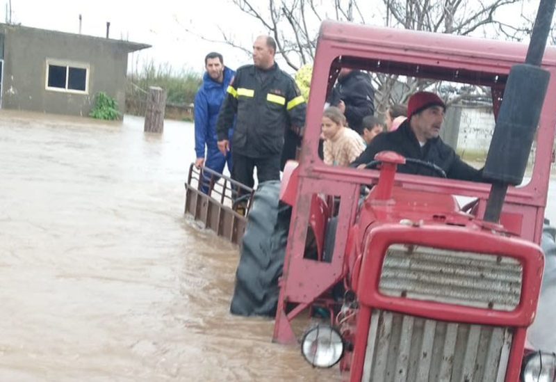 عناصر الدفاع المدني ينقذون مواطنين عالقين بسبب غزارة الأمطار