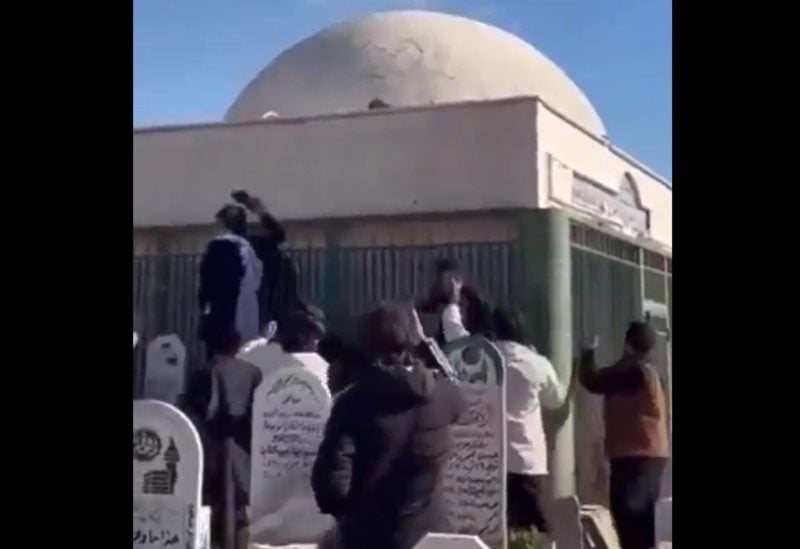 زوار عراقيون يعتدون على قبر الخليفة "معاوية" في دمشق