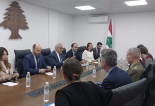 وزير الخارجية عبد الله بو حبيب خلال استقباله وكيل الأمين العام للأمم المتحدة لإدارة عمليات حفظ السلام جان بيار لاكروا