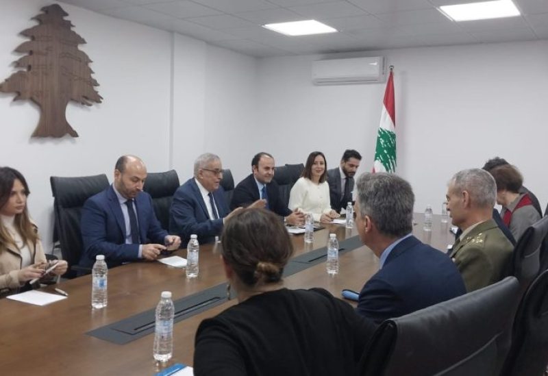 وزير الخارجية عبد الله بو حبيب خلال استقباله وكيل الأمين العام للأمم المتحدة لإدارة عمليات حفظ السلام جان بيار لاكروا