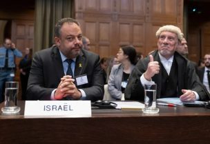المستشار القانوني لوزارة الخارجية الإسرائيلية تال بيكر (يسار) والبروفيسور مالكولم شو (غيتي)
