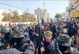 عناصر من كتيبة جنين في عرض عسكري سابق (الصحافة الفلسطينية)