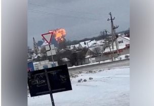 الطائرة العسكرية الروسية التي تحطمت قرب قرية يابلونوفو في منطقة بيلجورود في لقطة شاشة مأخوذة من مقطع فيديو حصلت عليه رويترز من وسائل التواصل الاجتماعي