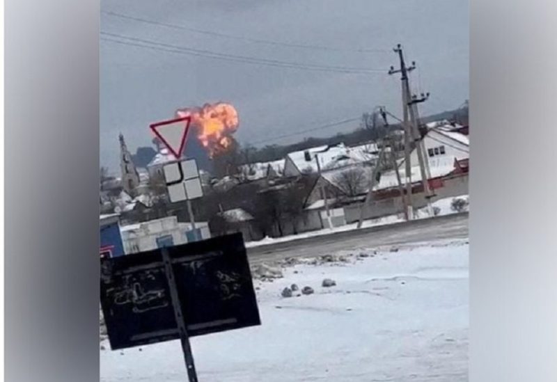 الطائرة العسكرية الروسية التي تحطمت قرب قرية يابلونوفو في منطقة بيلجورود في لقطة شاشة مأخوذة من مقطع فيديو حصلت عليه رويترز من وسائل التواصل الاجتماعي