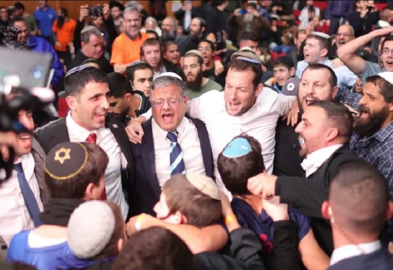وزير الأمن القومي الإسرائيلي إيتمار بن غفير (وسط) يرقص في مؤتمر يدعو إلى إنشاء المستوطنات الإسرائيلية في قطاع غزة (الأوروبية)
