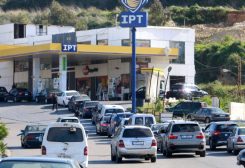 طوابير البنزين في لبنان بسبب أزمة وقود حادة