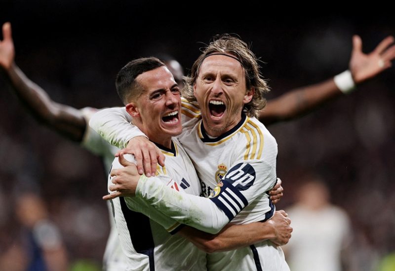 لاعب ريال مدريد لوكا مودريتش يحتفل بتسجيل هدفه الأول مع لوكاس فاسكيز