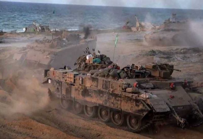 آليات عسكرية إسرائيلية مدرعة أثناء التوغل في غزة