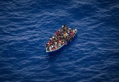 قارب يحمل مهاجرين