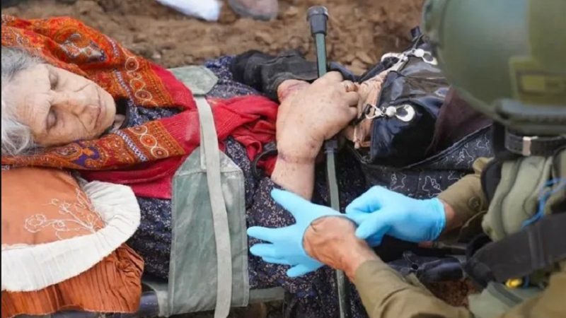 صورة نشرها الجيش الإسرائيلي للمسنة الفلسطينية أم محمد وآثار الأغلال على يديها (المصدر: جيش الدفاع الإسرائيلي)
