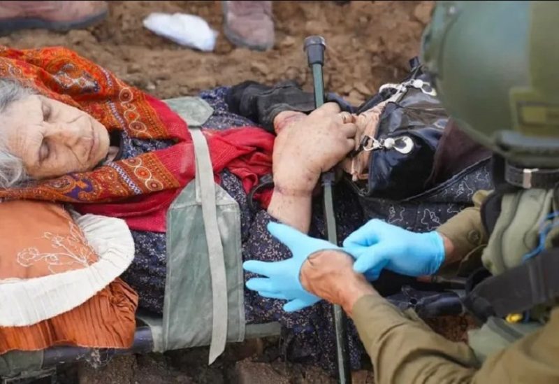 صورة نشرها الجيش الإسرائيلي للمسنة الفلسطينية أم محمد وآثار الأغلال على يديها (المصدر: جيش الدفاع الإسرائيلي)