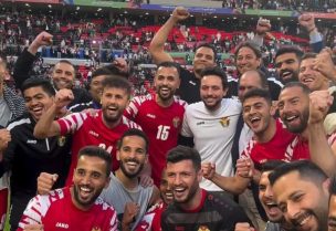 الأمير الحسين بن عبد الله يحتفل مع لاعبي الأردن بإنجازهم التاريخي