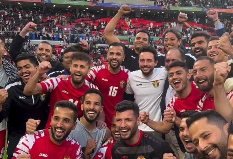 الأمير الحسين بن عبد الله يحتفل مع لاعبي الأردن بإنجازهم التاريخي