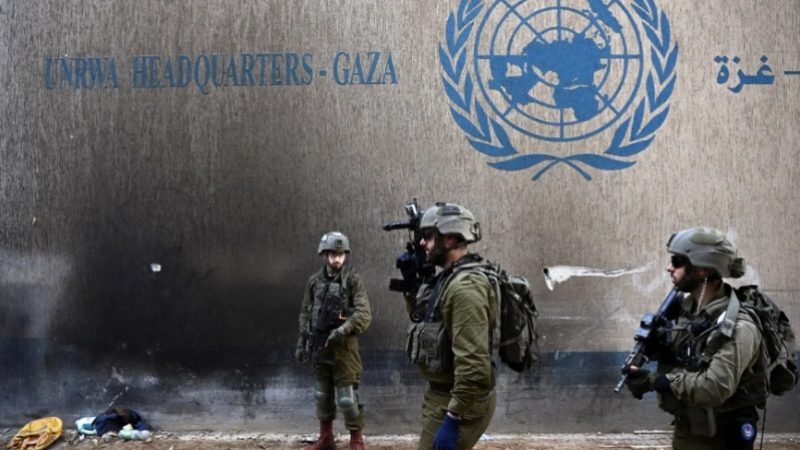 جنود إسرائيليون أمام أحد مراكز الأونروا في غزة