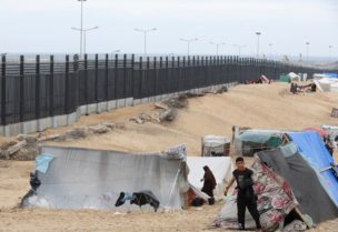 نازحون فلسطينيون قرب حدود مصر