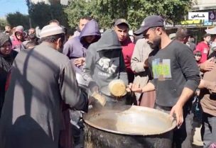 طباخ فلسطيني في دير البلح وسط قطاع غزة يوزع الطعام على النازحين بالمجان