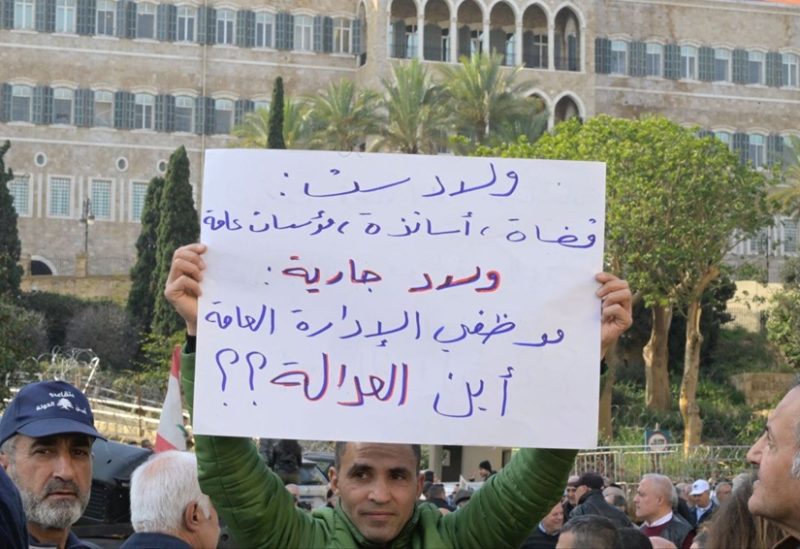 من تجمع العسكريين المتقاعدين أمام السراي الحكومي