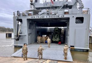 سفينة الجيش الأمريكي (USAV) الجنرال فرانك س. بيسون (LSV-1) أثناء مغادرتها إلى غزة