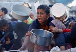 أطفال من غزة بانتظار طابور الطعام