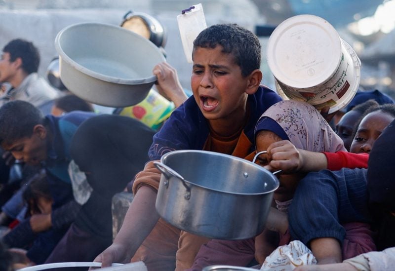 أطفال من غزة بانتظار طابور الطعام
