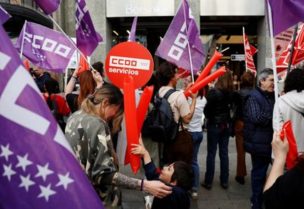 عمال زارا يحتجون للمطالبة بتحسين أوضاعهم في إسبانيا