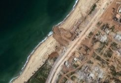صور الأقمار الصناعية تظهر رصيفا بحريا قيد الإنشاء على ساحل غزة