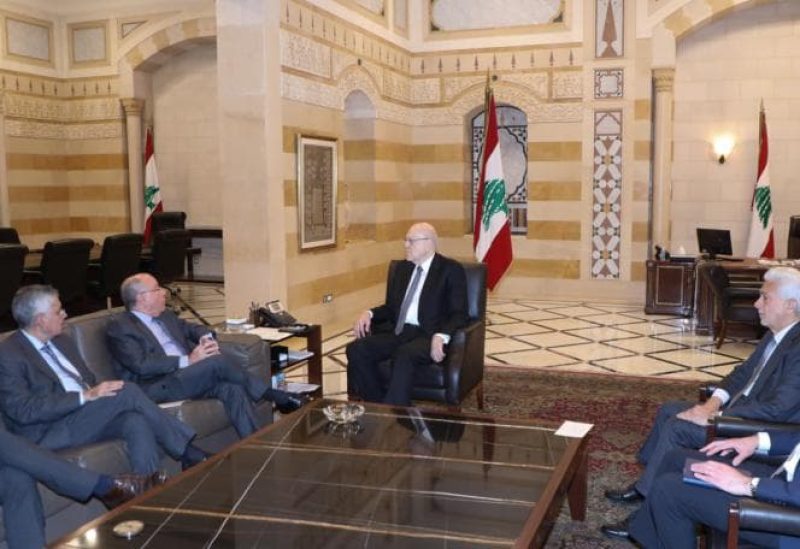 رئيس حكومة تصريف الأعمال نجيب ميقاتي وزير خارجية البرازيل مورو لويز ليكير في السراي الحكومي