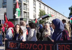 مظاهرة لحركة "بي دي إس فرنسا" تدعو الحكومة الفرنسية إلى مقاطعة إسرائيل (الجزيرة)