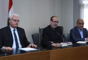 وزير الاتصالات في حكومة تصريف الاعمال جوني القرم خلال الاجتماع