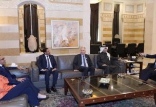 رئيس حكومة تصريف الأعمال نجيب ميقاتي، في السرايا، مع سفراء "اللجنة الخماسية العربية الدولية"