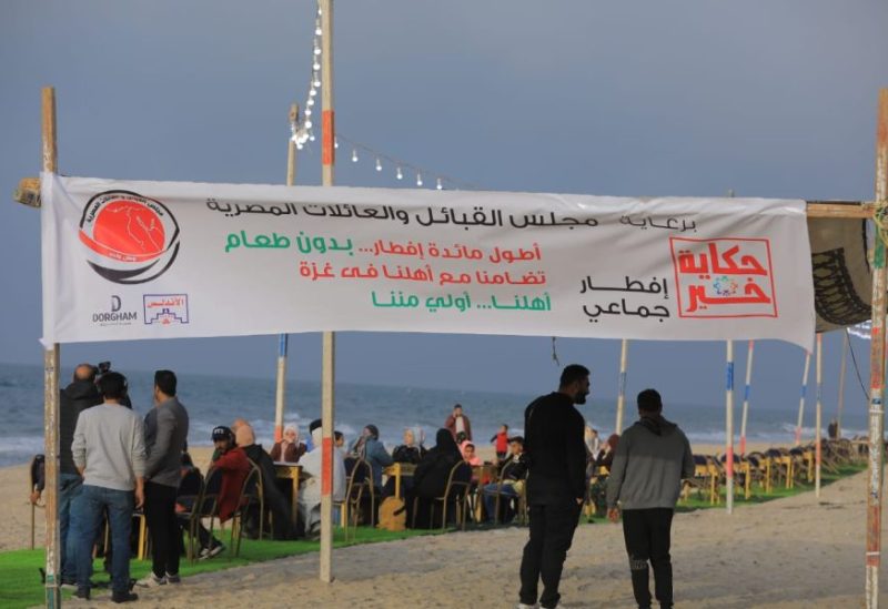 مجلس القبائل والعائلات المصرية ينظم أطول مائدة إفطار بطول 8 كيلو مترات على ساحل مدينة العريش