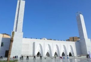 تم بناء المسجد على مساحة تقدر بـ5600 متر مربع، واستغرق بناؤه 6 أشهر تقريبًا