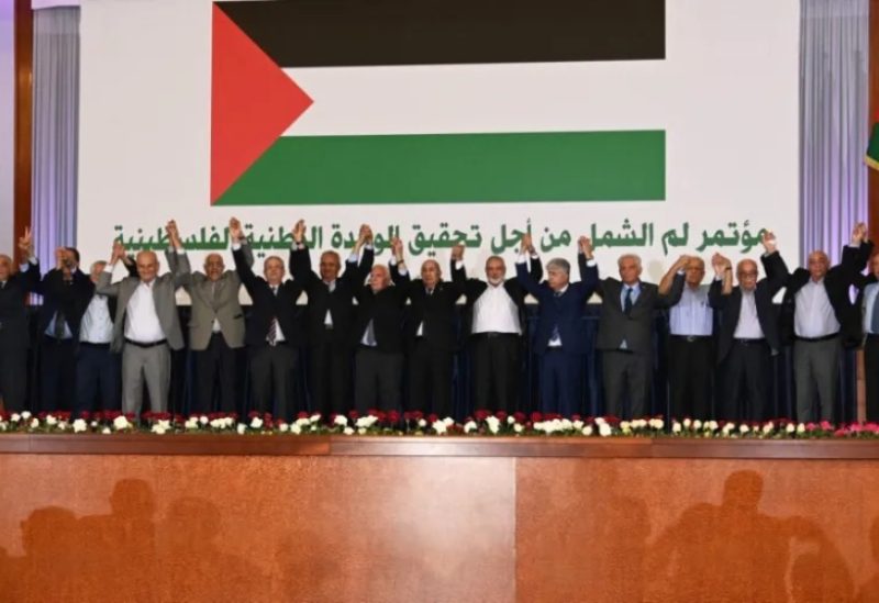 أعضاء من الفصائل الفلسطينية عند توقيع اتفاق المصالحة الفلسطينية في الجزائر