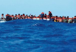 قارب مهاجرين في البحر المتوسط