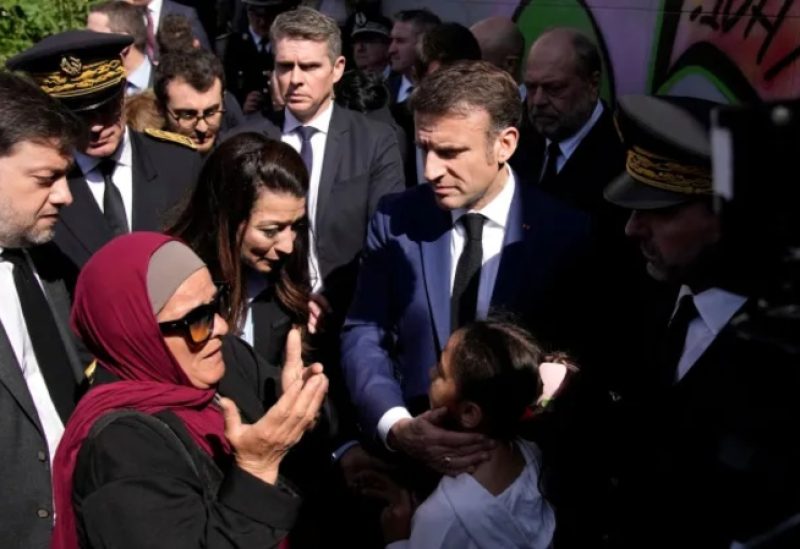 امرأة توقف ماكرون بشأن وقف النار في غزة