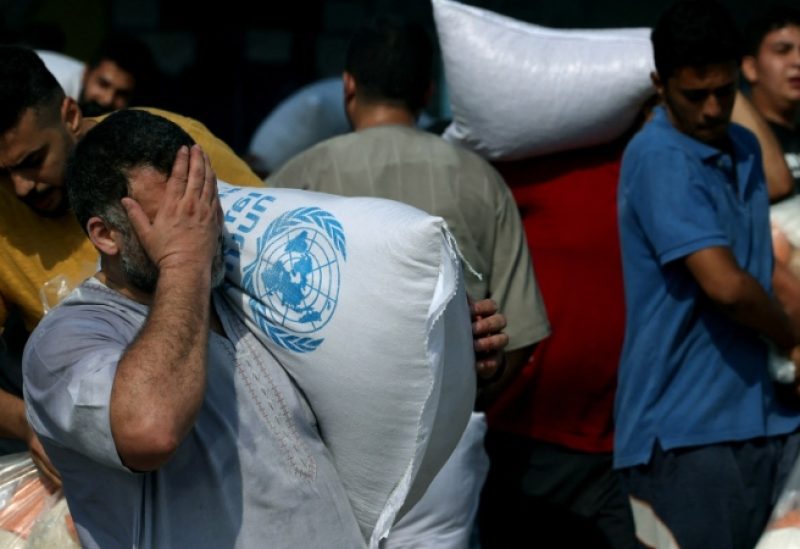 الحصول على وجبة تقي من الجوع صار حلما لكثيرين من أطفال غزة (رويترز)