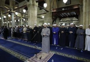 الآلاف يؤدون الصلاة بالجامع الأزهر