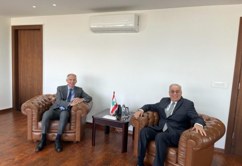 وزير الخارجية والمغتربين عبدالله بوحبيب السفير الفرنسي هيرفي ماغرو